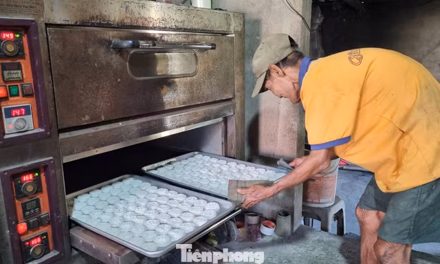 Làng bánh in Đà Nẵng dậy từ 3h sáng, hối hả mùa bánh Tết