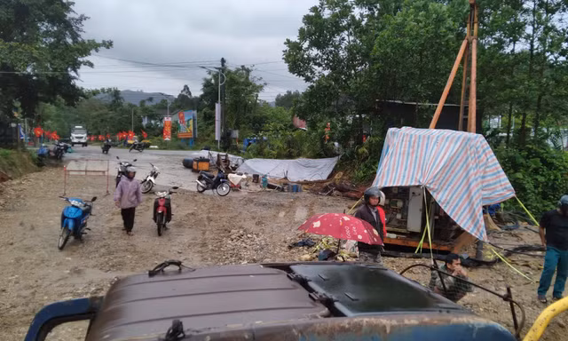 Mưa lớn cuốn trôi cầu tạm, xã miền núi Đà Nẵng khẩn trương khắc phục để đảm bảo bầu cử