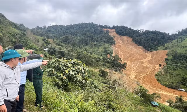 Mưa lớn kéo dài, sạt lở tái diễn ở xã biên giới Đà Nẵng