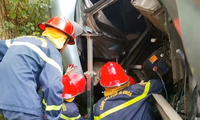 Giải cứu khẩn tài xế mắc kẹt trên cao tốc 