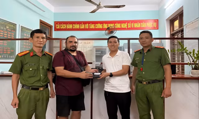 Khách Tây cảm kích khi tìm được ví tiền quên trên xe grab 