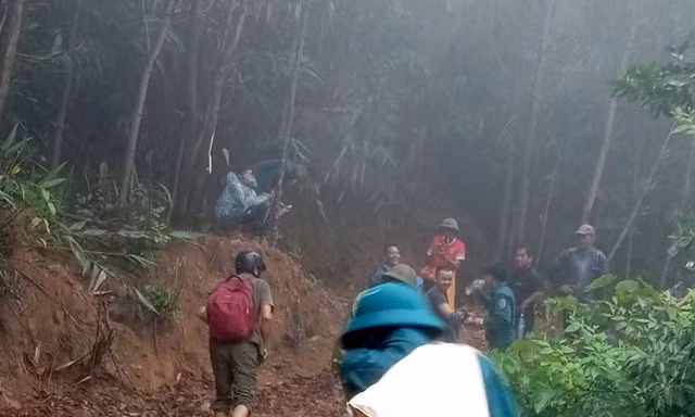 Hơn 60 người đội mưa tìm kiếm người đàn ông mất tích tại Đà Nẵng