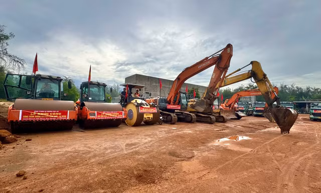 Khởi công dự án nối dài đường ven biển Dung Quất - Sa Huỳnh