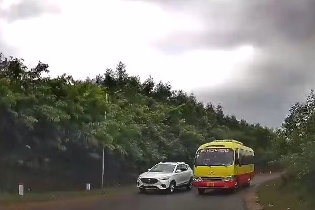 Clip: Tài xế xe buýt vượt ẩu trên đèo, bị phạt 5 triệu đồng 