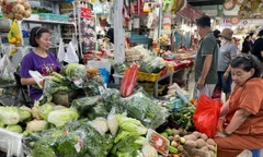 Bà nội trợ chật vật trong vòng xoáy 'bão giá' dịp cận Tết