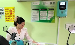 Quán cà phê kiêm trạm sạc xe điện: Chủ quán 'vừa làm vừa dò'
