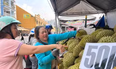 Mê mẩn với đặc sản trái cây, bánh dân gian Nam bộ ở lễ hội 'trên bến dưới thuyền'