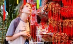 Khách Tây thích thú trải nghiệm không khí Tết sớm trên phố Hàng Mã