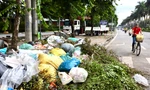 Điểm tập kết rác tự phát trên phố Hà Nội 