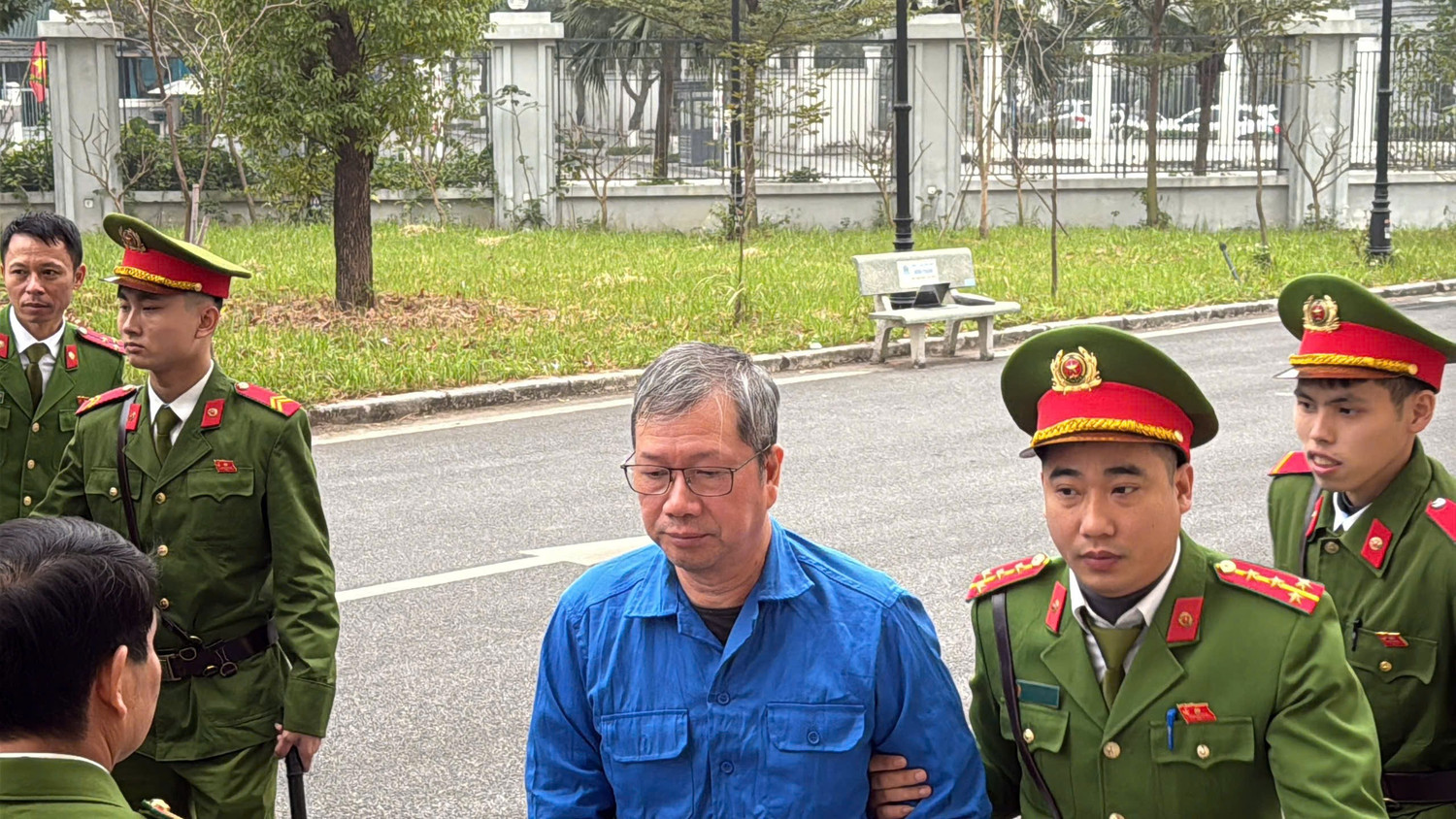 Cảnh sát dẫn giải dàn cựu lãnh đạo Tổng công ty Xi măng Việt Nam đến tòa