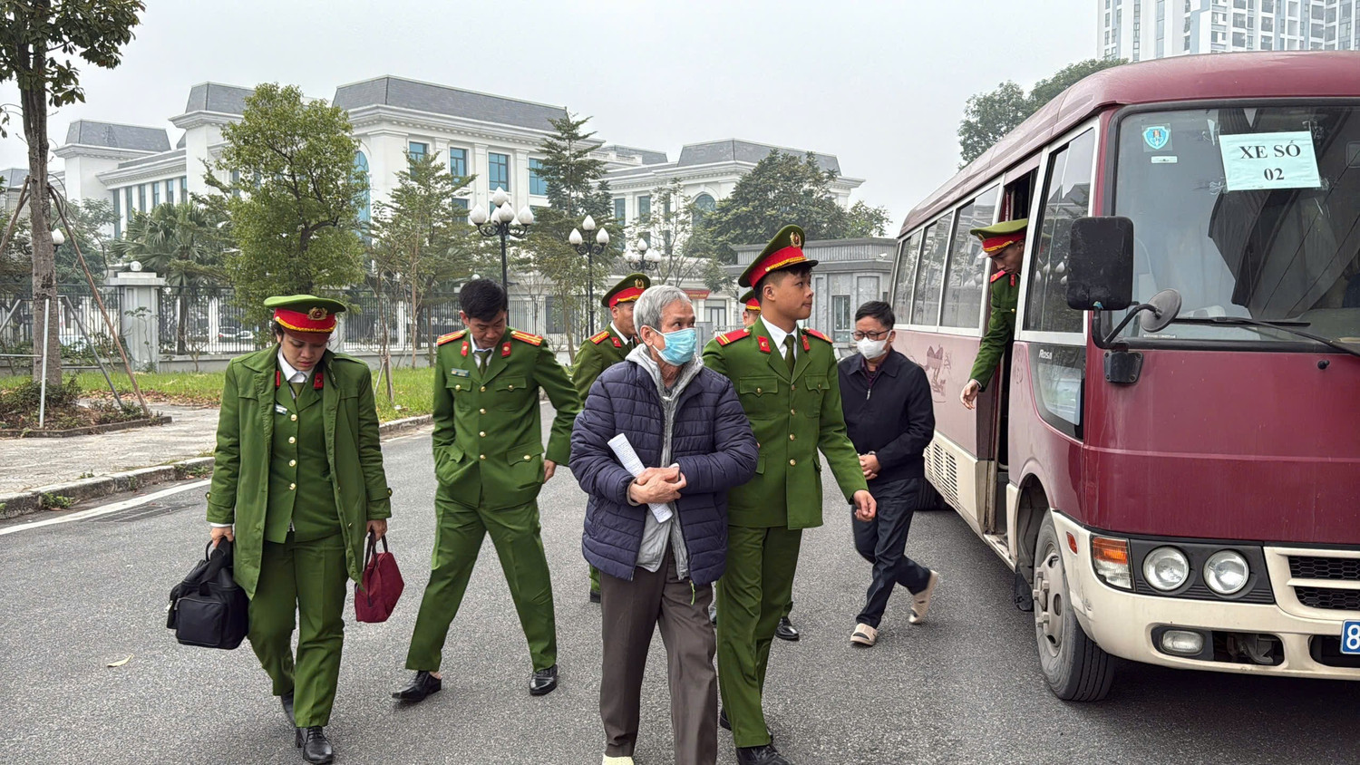 Cảnh sát dẫn giải dàn cựu lãnh đạo Tổng công ty Xi măng Việt Nam đến tòa