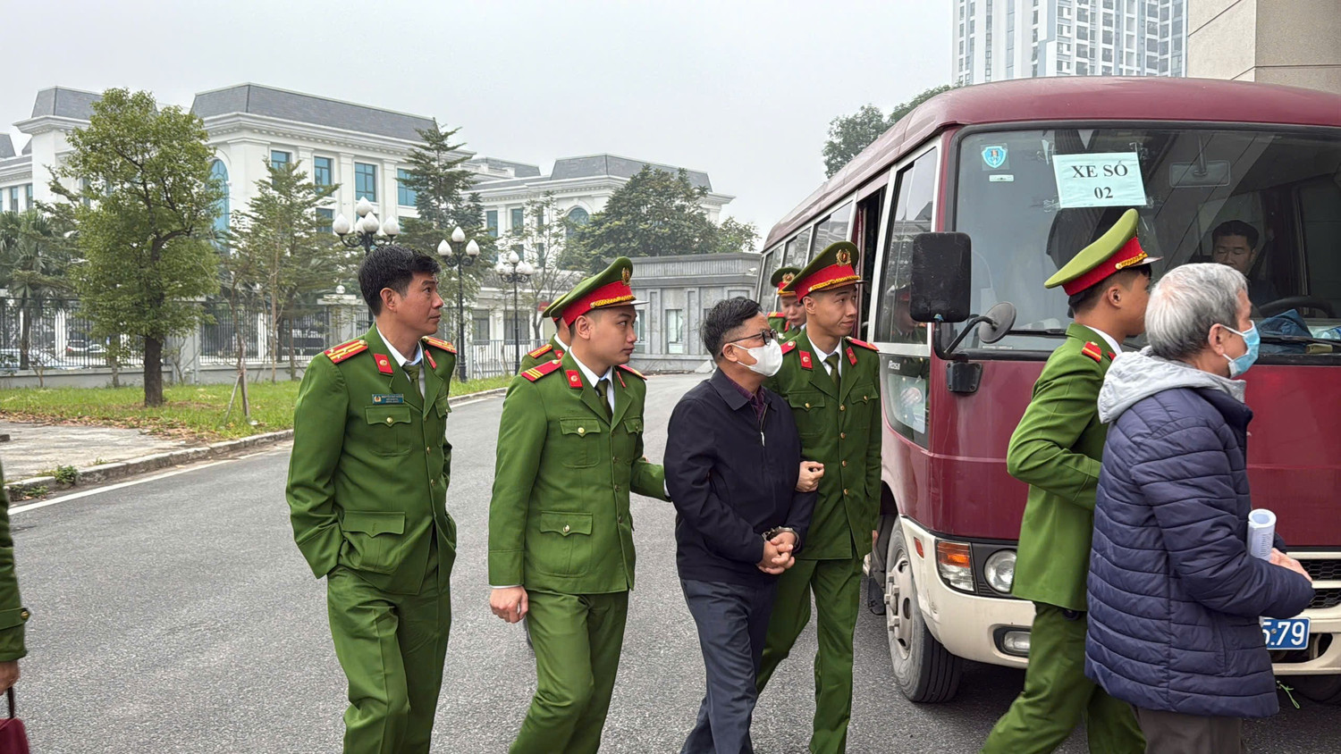 Cảnh sát dẫn giải dàn cựu lãnh đạo Tổng công ty Xi măng Việt Nam đến tòa