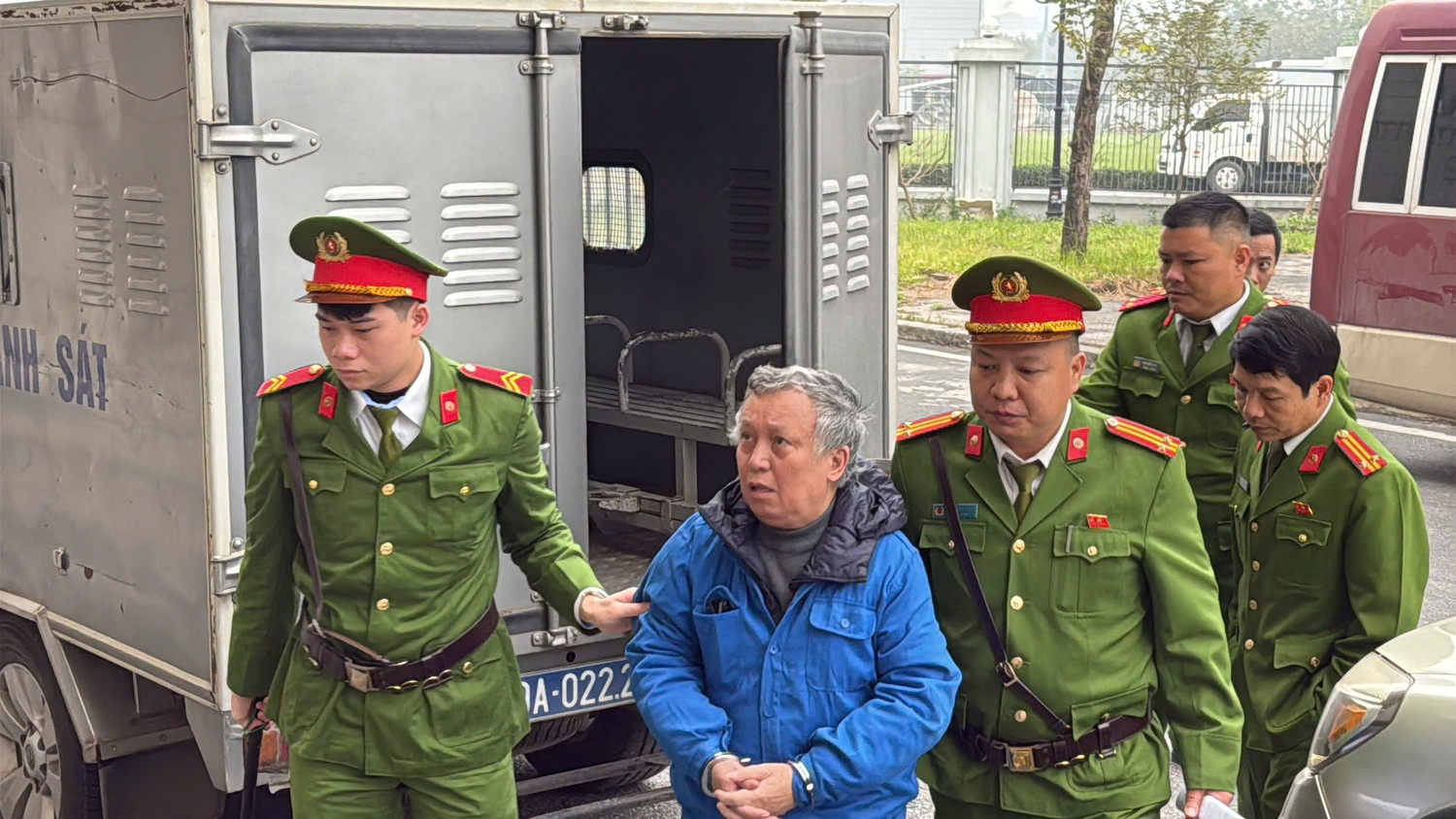 Cảnh sát dẫn giải dàn cựu lãnh đạo Tổng công ty Xi măng Việt Nam đến tòa