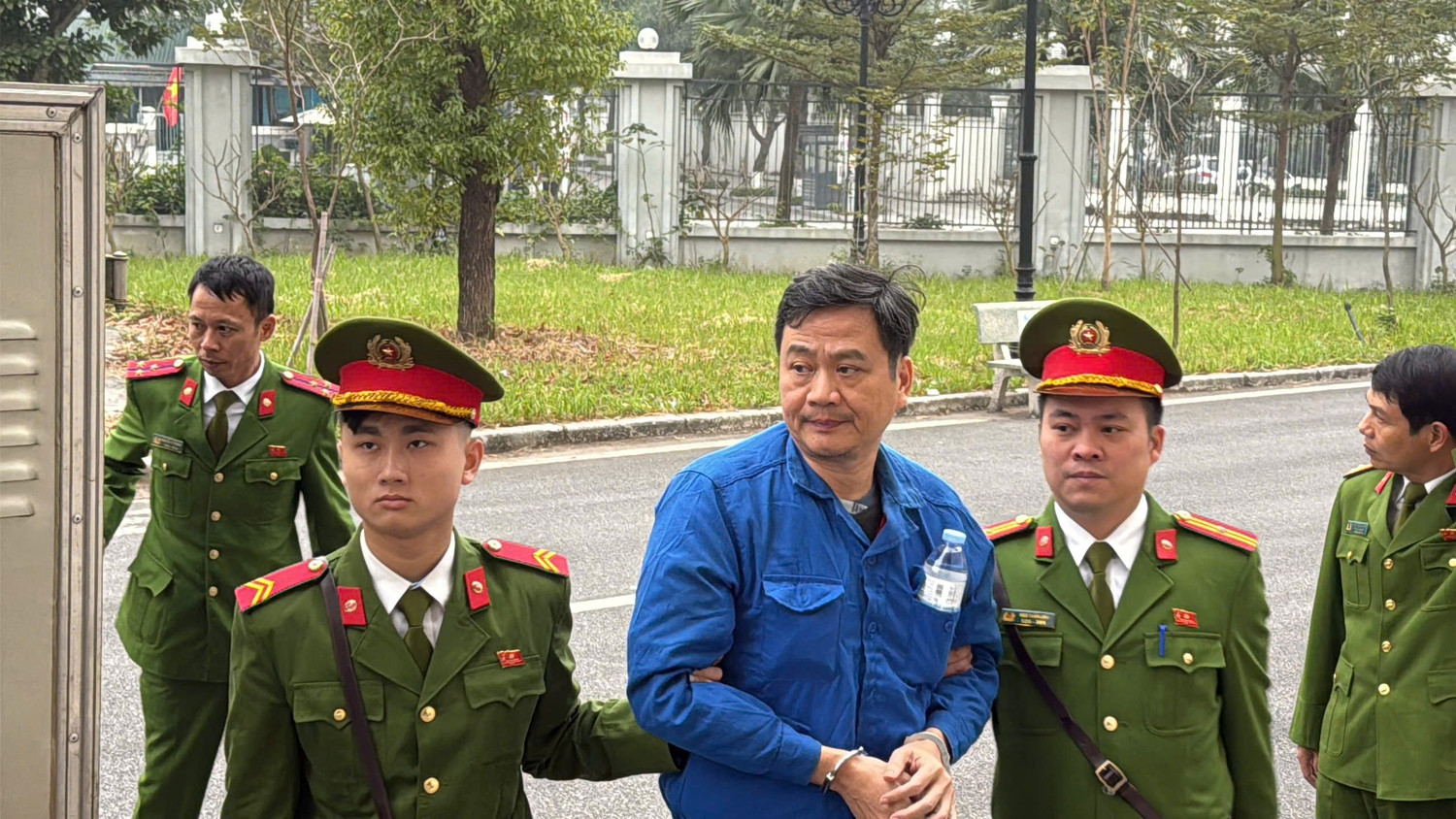 Cảnh sát dẫn giải dàn cựu lãnh đạo Tổng công ty Xi măng Việt Nam đến tòa