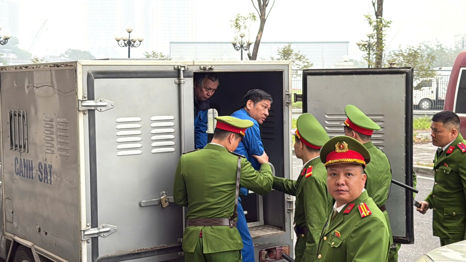 Cảnh sát dẫn giải dàn cựu lãnh đạo Tổng công ty Xi măng Việt Nam đến tòa