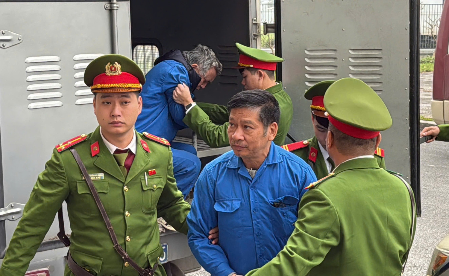 Cảnh sát dẫn giải dàn cựu lãnh đạo Tổng công ty Xi măng Việt Nam đến tòa