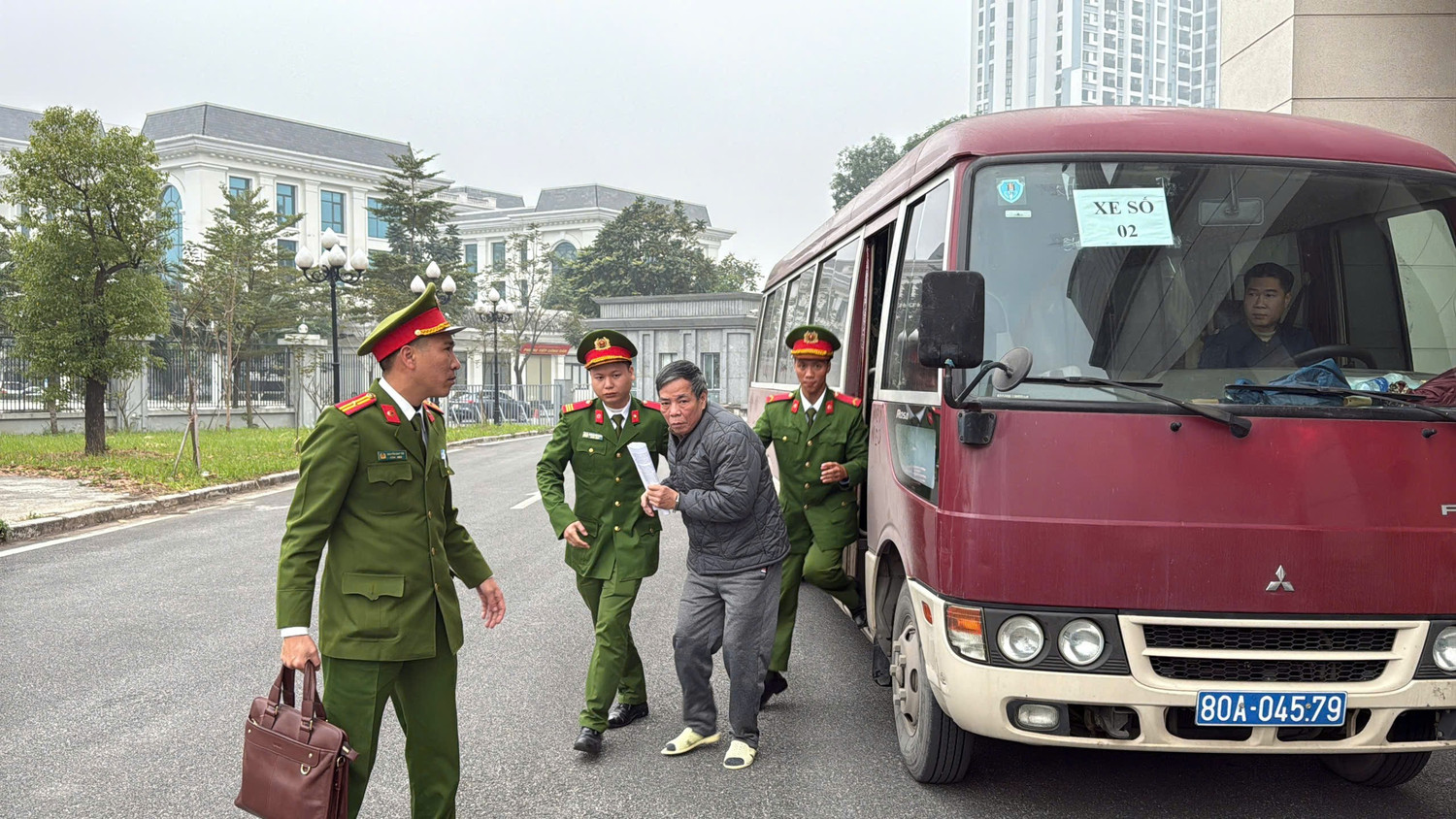 Cảnh sát dẫn giải dàn cựu lãnh đạo Tổng công ty Xi măng Việt Nam đến tòa