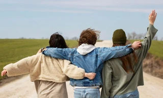 Chọn lựa những người ở xung quanh bạn cũng là một cách tự chăm sóc bản thân