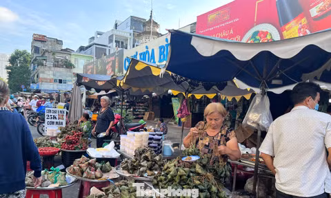 Tết Đoan Ngọ ở TPHCM: Hàng đầy chợ, khách 'mua cho có'