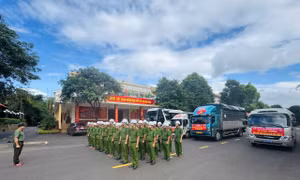 Công an Đắk Lắk trắng đêm cứu dân vùng lũ