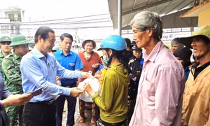 Đoàn công tác Ủy ban Trung ương MTTQ Việt Nam thăm hỏi, trao quà hỗ trợ bà con vùng lũ Đắk Lắk