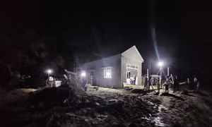 Xuyên đêm hoàn thiện từng mảng tường, sớm trao nhà cho dân 