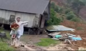 CLIP: Người ôm cháu bé tháo chạy khỏi nơi sạt lở núi, vùi lấp nhà