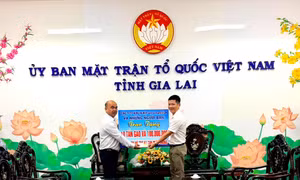 Doanh nghiệp, nhà hảo tâm trao hơn 450 triệu đồng cho bà con vùng lũ