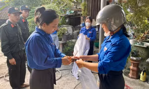 Thanh niên giúp người dân gia cố nhà cửa, bảo vệ tài sản trước bão