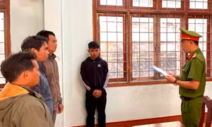 Bị khởi tố về tội ’Giết người’ vì đi xe máy đánh võng rồi tông vào cảnh sát