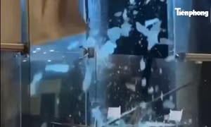 Clip bão 'quật' vỡ kính khách sạn ở Quy Nhơn