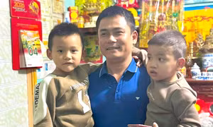 Đại úy công an ở Gia Lai cứu hai cháu bé thoát chết trong gang tấc