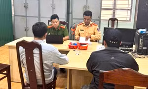 Mới nhất vụ hai tài xế xe khách tạt đầu, chặn xe khác bắt xuống 'nói chuyện'