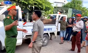 Khởi tố hai đối tượng chặn đầu chửi bới, rút chìa khóa ô tô của CSGT