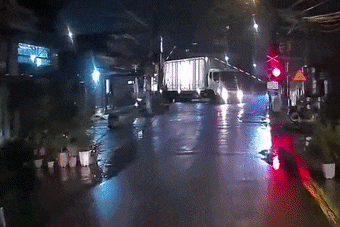 Hà Nội: Camera ghi lại khoảnh khắc tàu hỏa đâm trúng xe container trên Quốc lộ 1A