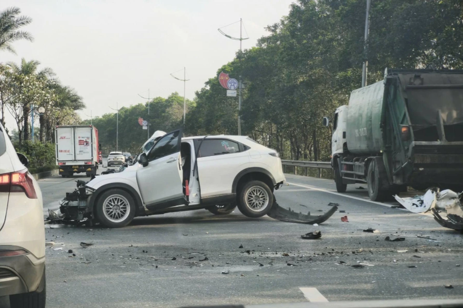 Hà Nội: Ô tô con va chạm với xe chở rác trên đường Võ Nguyên Giáp, tài xế bị thương