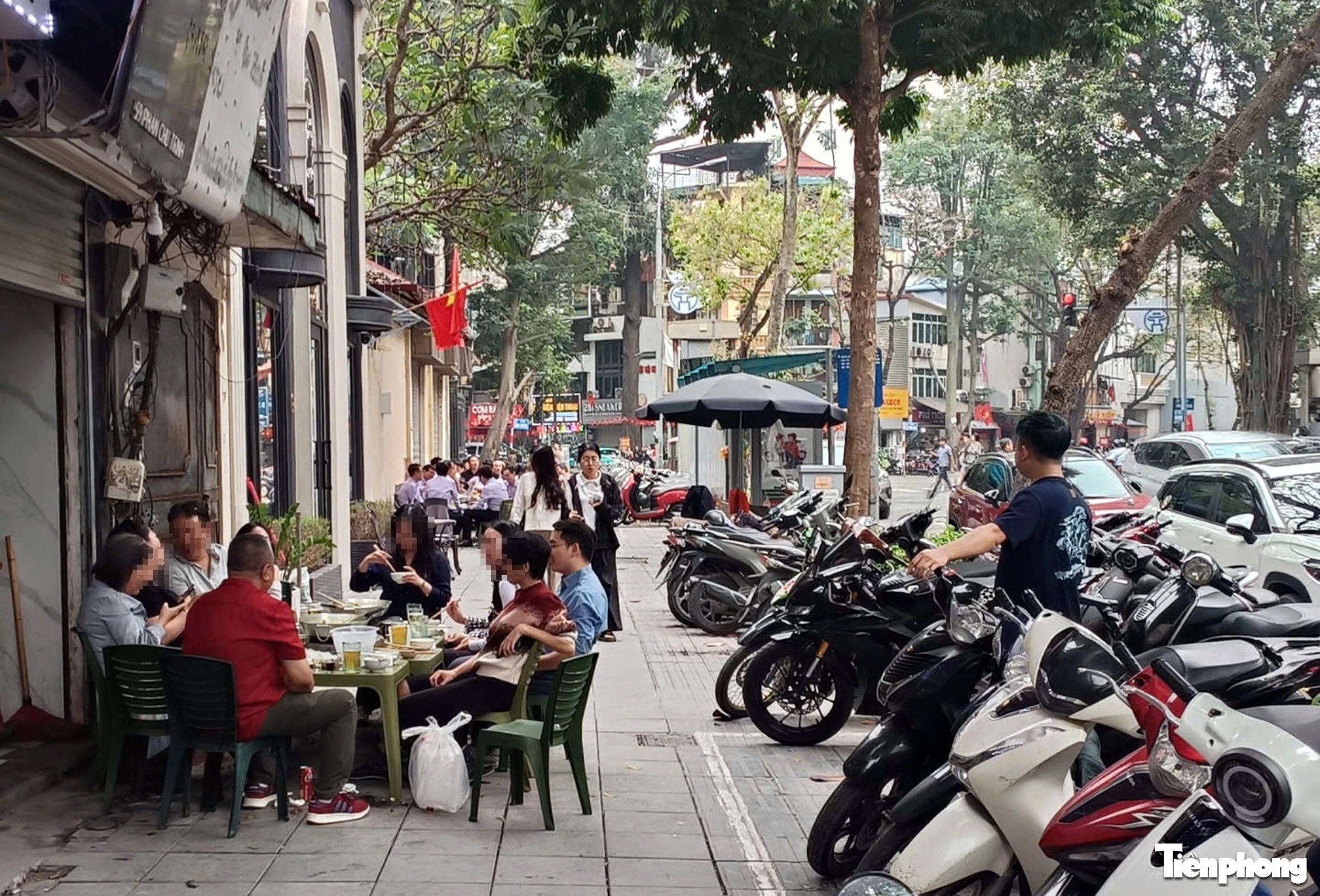 Hà Nội: Tái diễn lấn chiếm vỉa hè sau Tết, hàng quán bày bàn ghế tràn lan