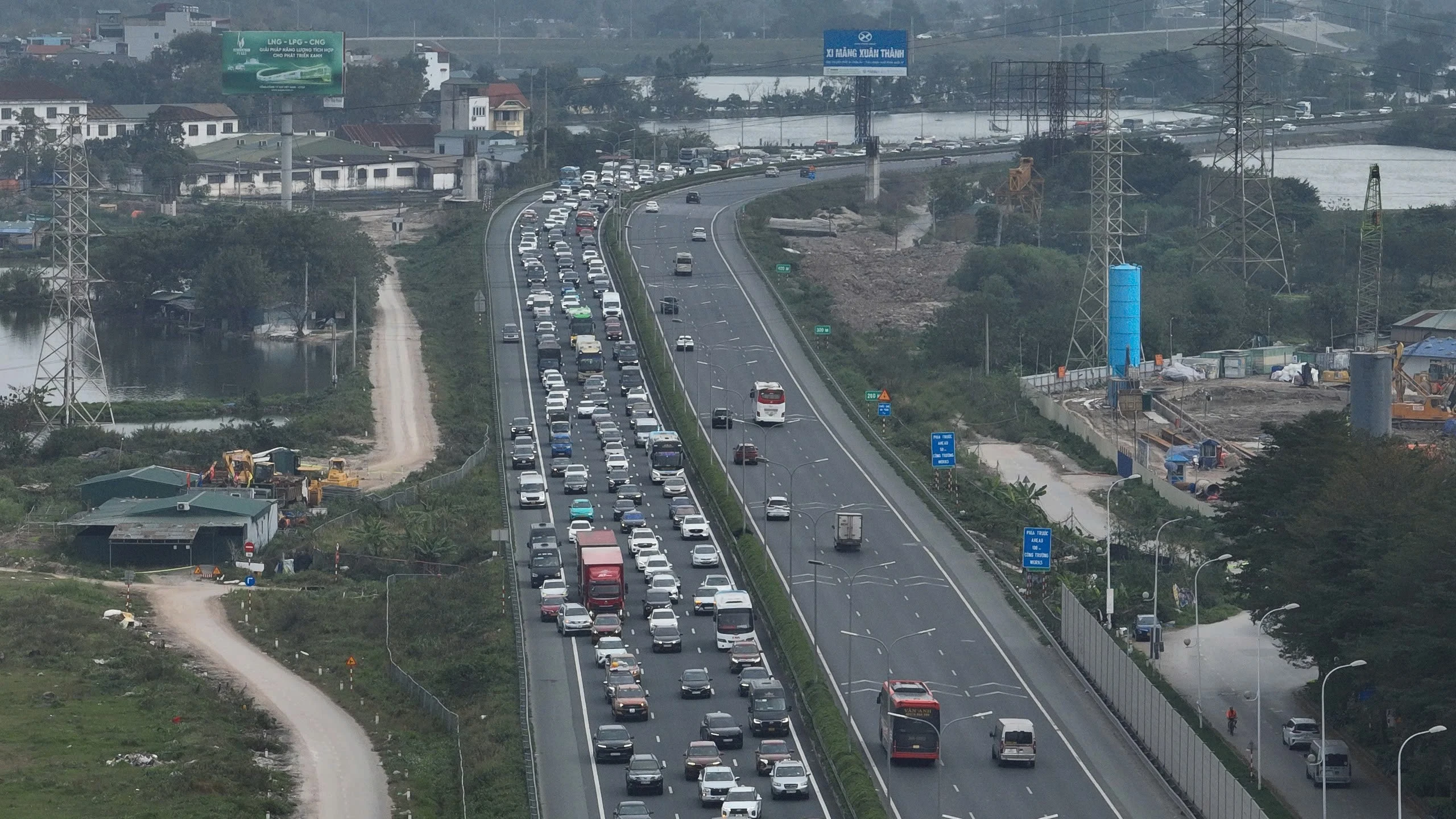 Lưu lượng phương tiện tăng cao, CSGT dự kiến phân làn ưu tiên vào TP Hà Nội và TP HCM