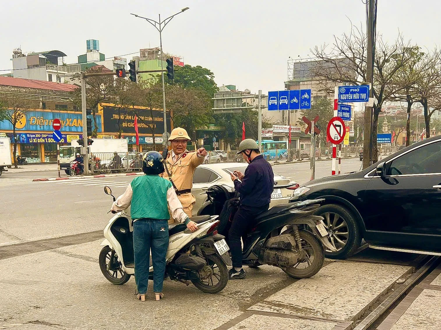 Hà Nội tăng cường kiểm tra, xử phạt hành vi vượt rào chắn đường sắt
