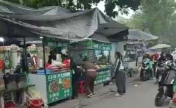 Hà Nội: Cự cãi việc để xe ven đường bị bà hàng nước thu tiền gửi, người phụ nữ bị hành hung dã man