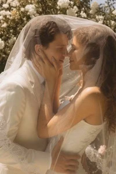 Ảnh cưới của Zendaya - Tom Holland hút 5 triệu lượt xem nhưng có phải ảnh thật?