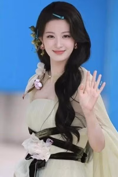 Vì quá xinh đẹp nên Vương Sở Nhiên bị stylist "dìm hàng", chọn tạo hình kỳ cục?