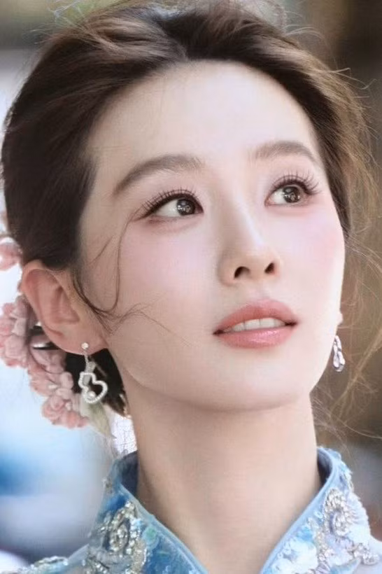 Lưu Thi Thi đỏ bừng mặt vì nắng nóng, fan Trung lại tưởng phấn má quá xịn
