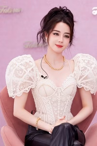 Livestream cùng ngày, mặc đồ tương đồng, Dương Tử - Địch Lệ Nhiệt Ba ai đẹp hơn?