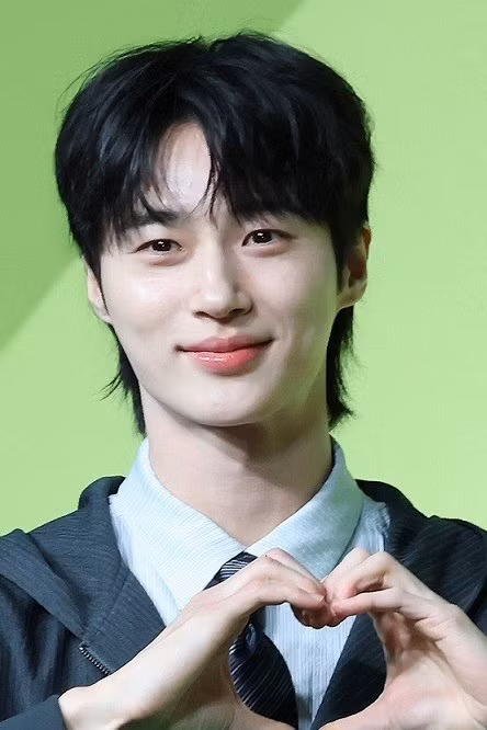 Sau lời xin lỗi vì Perfect Crown sai lịch sử, Byeon Woo Seok vẫn bị chỉ trích