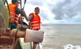 Chìm tàu cá, 2 ngư dân trôi dạt trên biển
