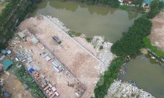 Thành ủy Hà Nội yêu cầu xử lý tình trạng đổ trộm trạc thải xây dựng, san lấp ao hồ