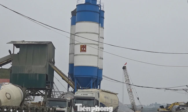 Quá hạn cam kết, chính quyền mới xử lý được 9/16 trạm trộn bê tông trái phép dọc sông Hồng