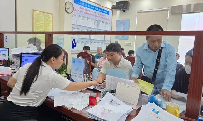 Hà Nội: Hồ sơ chờ nhiều, phó chủ tịch phường ‘ký không xuể’