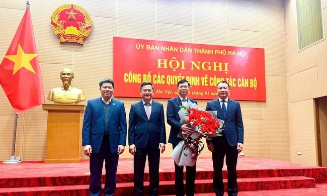 Chủ tịch Hà Nội điều động, bổ nhiệm 11 cán bộ chủ chốt các sở, ngành, đơn vị